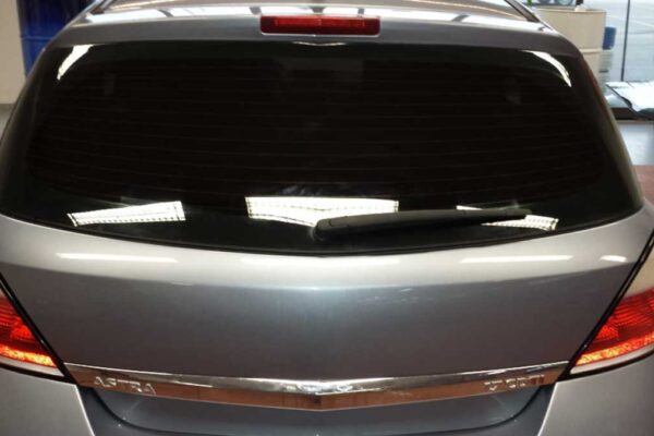 applicazione-pellicole-oscuranti-vetro-nero-auto-carrozzeria-cuneo-2