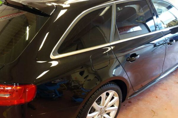 applicazione-pellicole-oscuranti-vetro-nero-auto-carrozzeria-cuneo-4