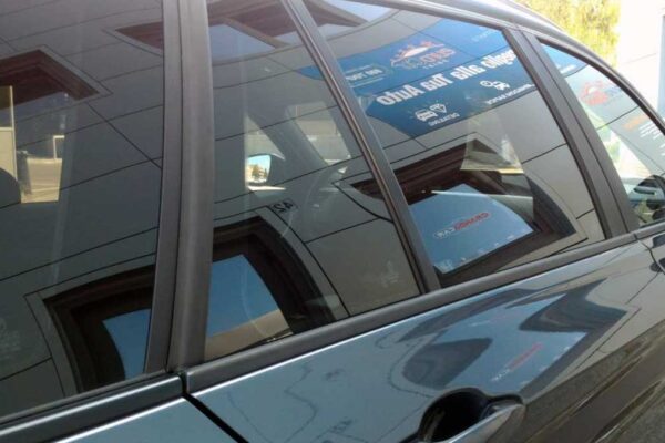 applicazione-pellicole-oscuranti-vetro-nero-auto-carrozzeria-cuneo-7